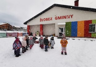 Zimowe zabawy na śniegu Zimowe zabawy na śniegu